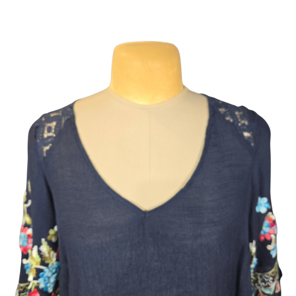 Fig & Flower Women's 1X Navy Blue Floral Embroidered Crochet V-Neck Blouse Top - Picture 3 of 10